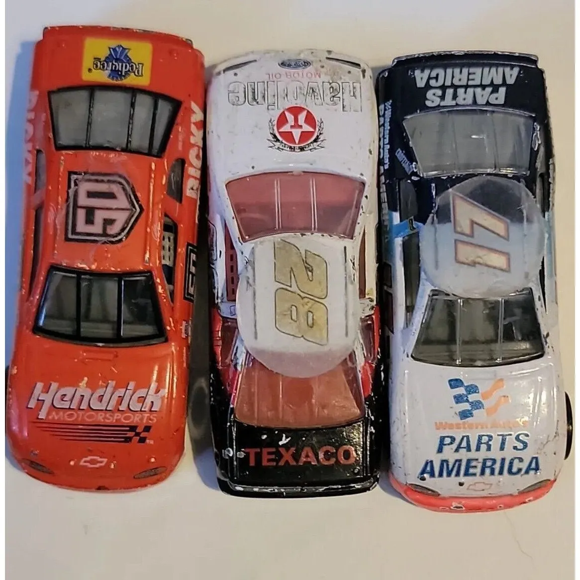 /img/45133-racing-champions-diecast-car-display.webp