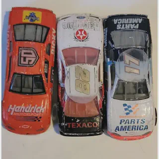 /img/45133-racing-champions-diecast-car-display.webp