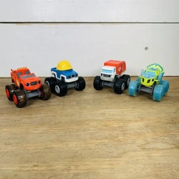 /img/45135-blaze-diecast-cars-packaging.webp
