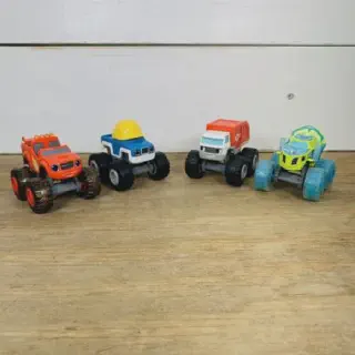 /img/45135-blaze-diecast-cars-packaging.webp