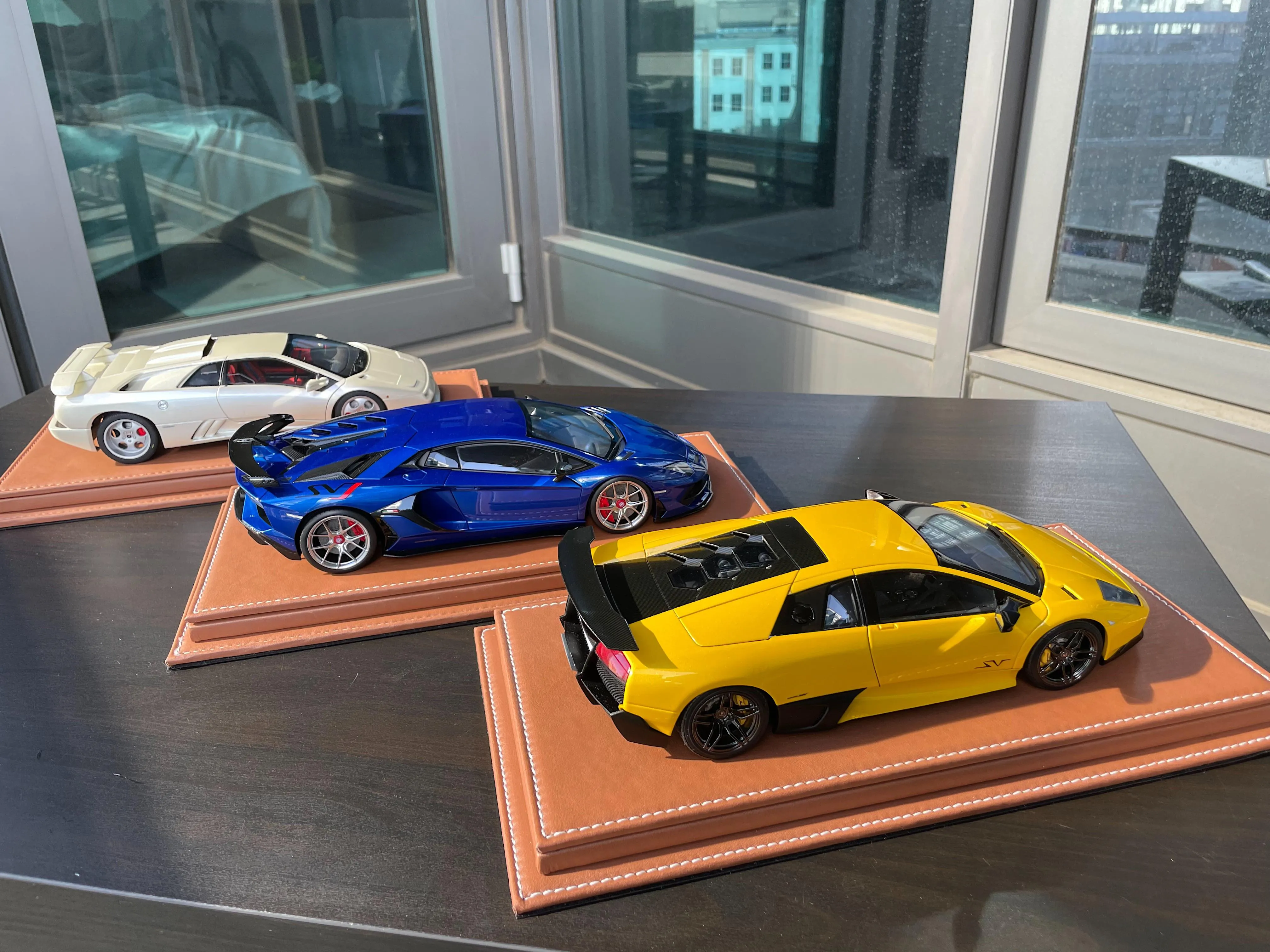 /img/45153-lamborghini-diecast-display.webp
