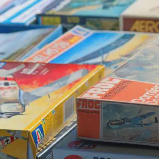 /img/45171-diecast-model-display.webp