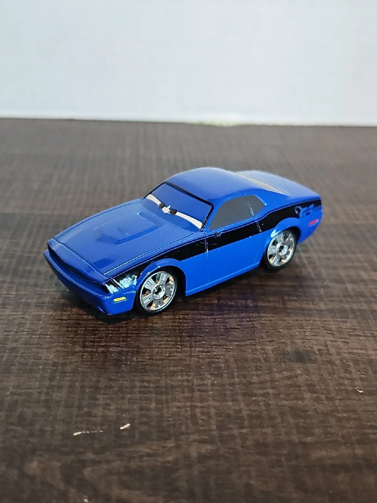 /img/45175-collecting-tips-diecast.webp