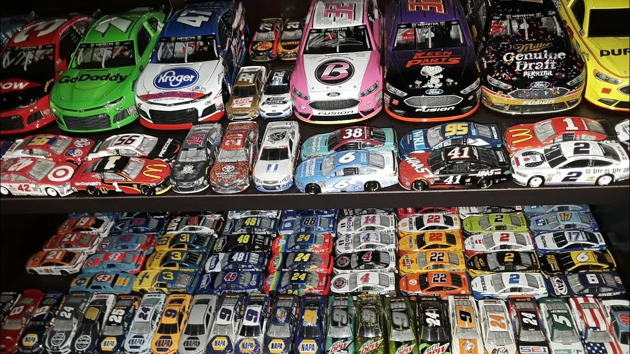 /img/45177-choosing-diecast-model-car-scale.webp
