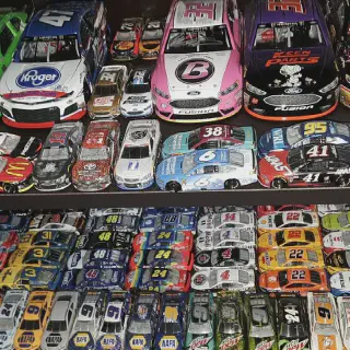 /img/45177-choosing-diecast-model-car-scale.webp