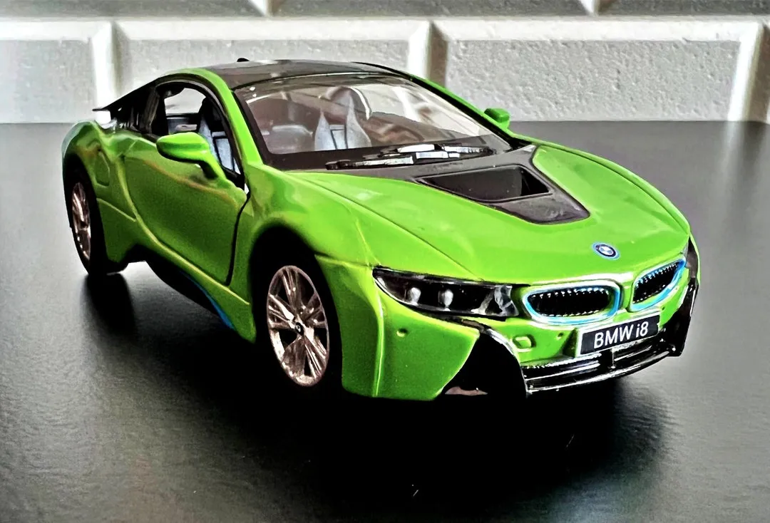 /img/45196-bmw-i8-diecast-car-cleaning.webp