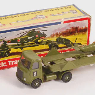 /img/45249-dinky-diecast-military-display.webp