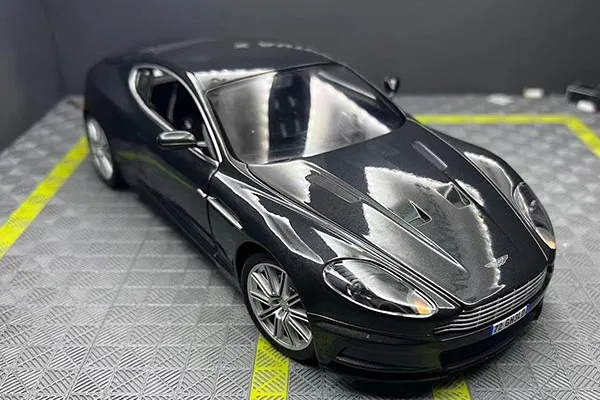/img/45261-aston-martin-dbs-diecast-1-18-display.webp