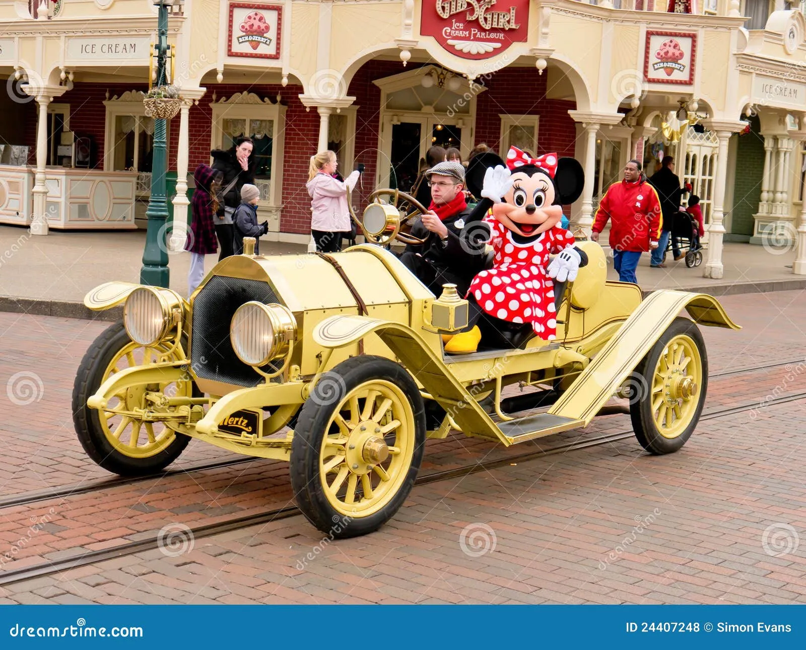 /img/45262-minnie-mouse-diecast-car-online.webp