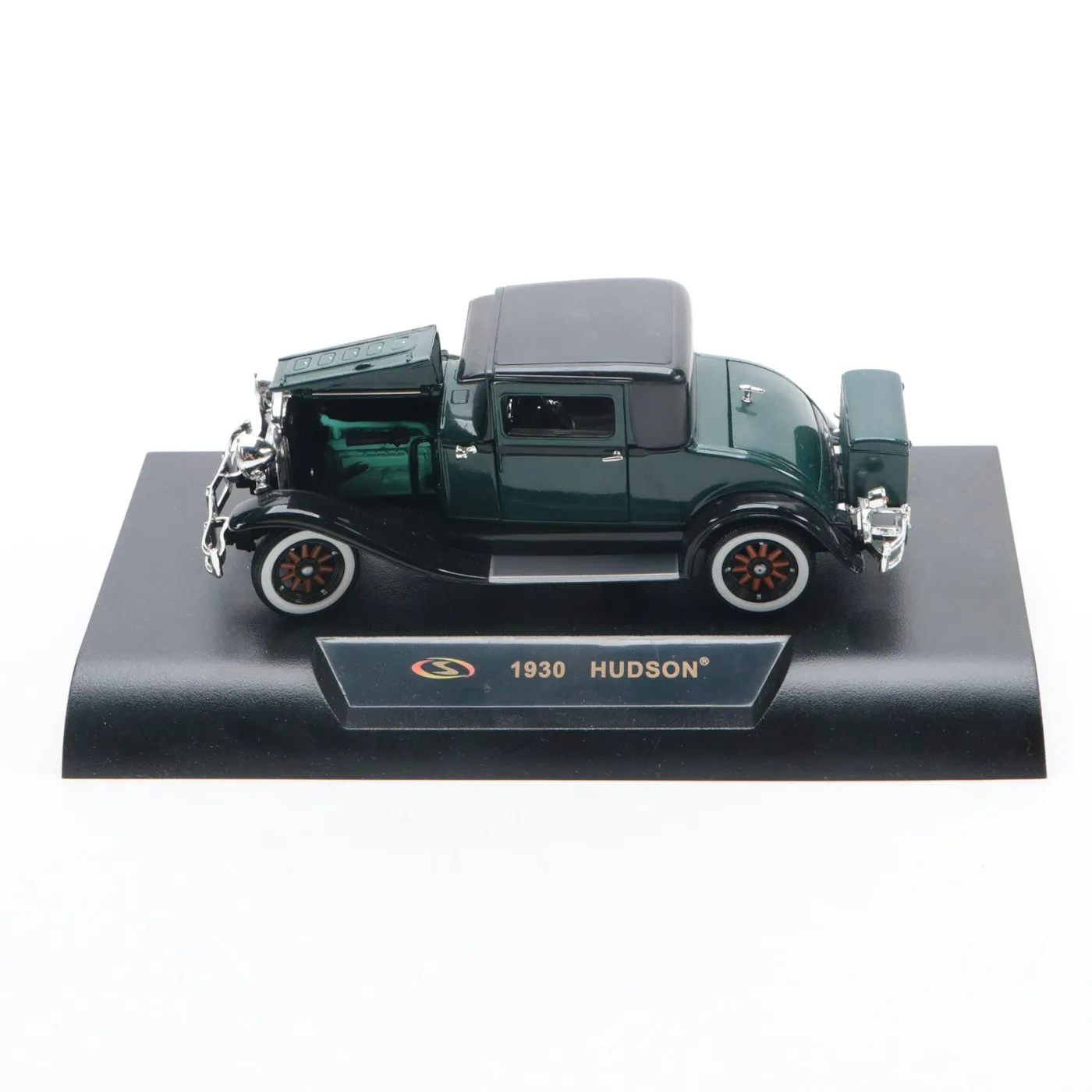 /img/45275-diecast-model-display.webp