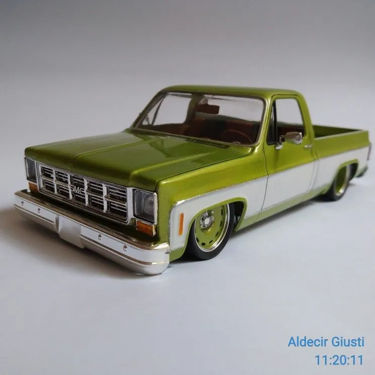 /img/45309-diecast-model-z-cleaning.webp