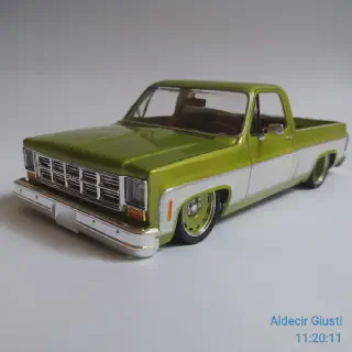 /img/45309-diecast-model-z-cleaning.webp