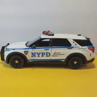 /img/45318-custom-diecast-police-car-7.webp
