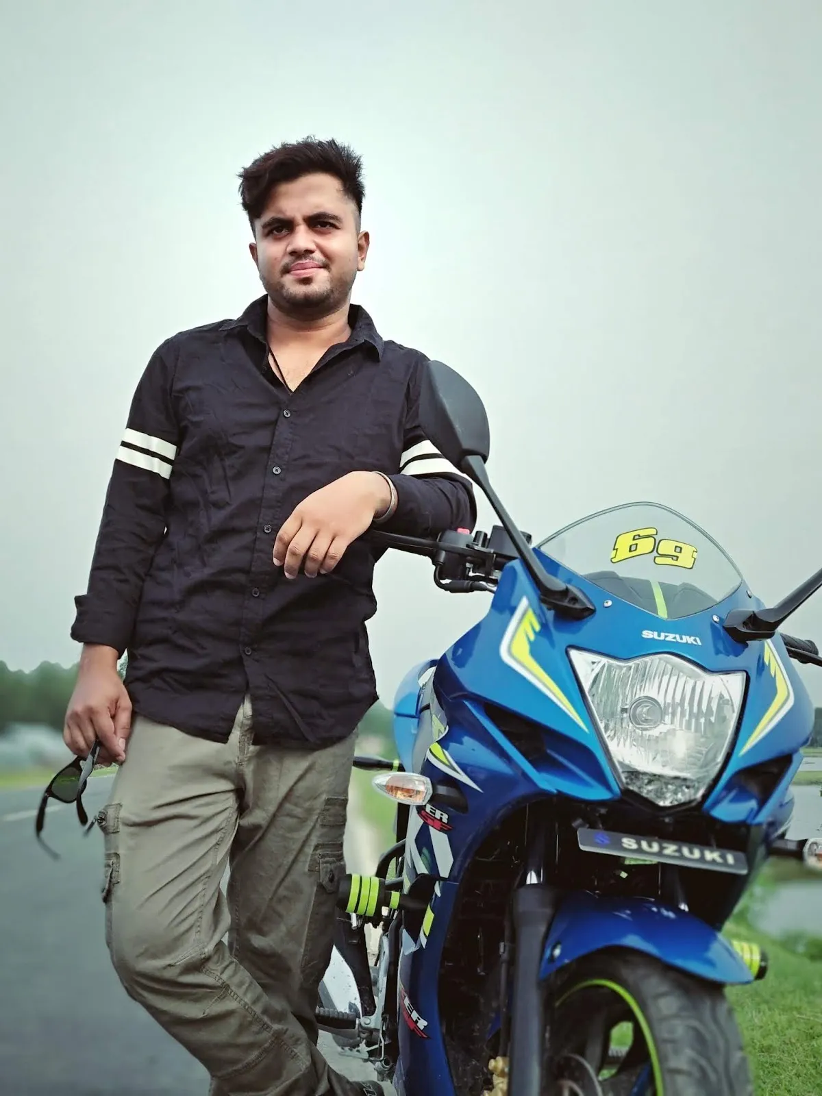 /img/45369-diecast-bike-display.webp