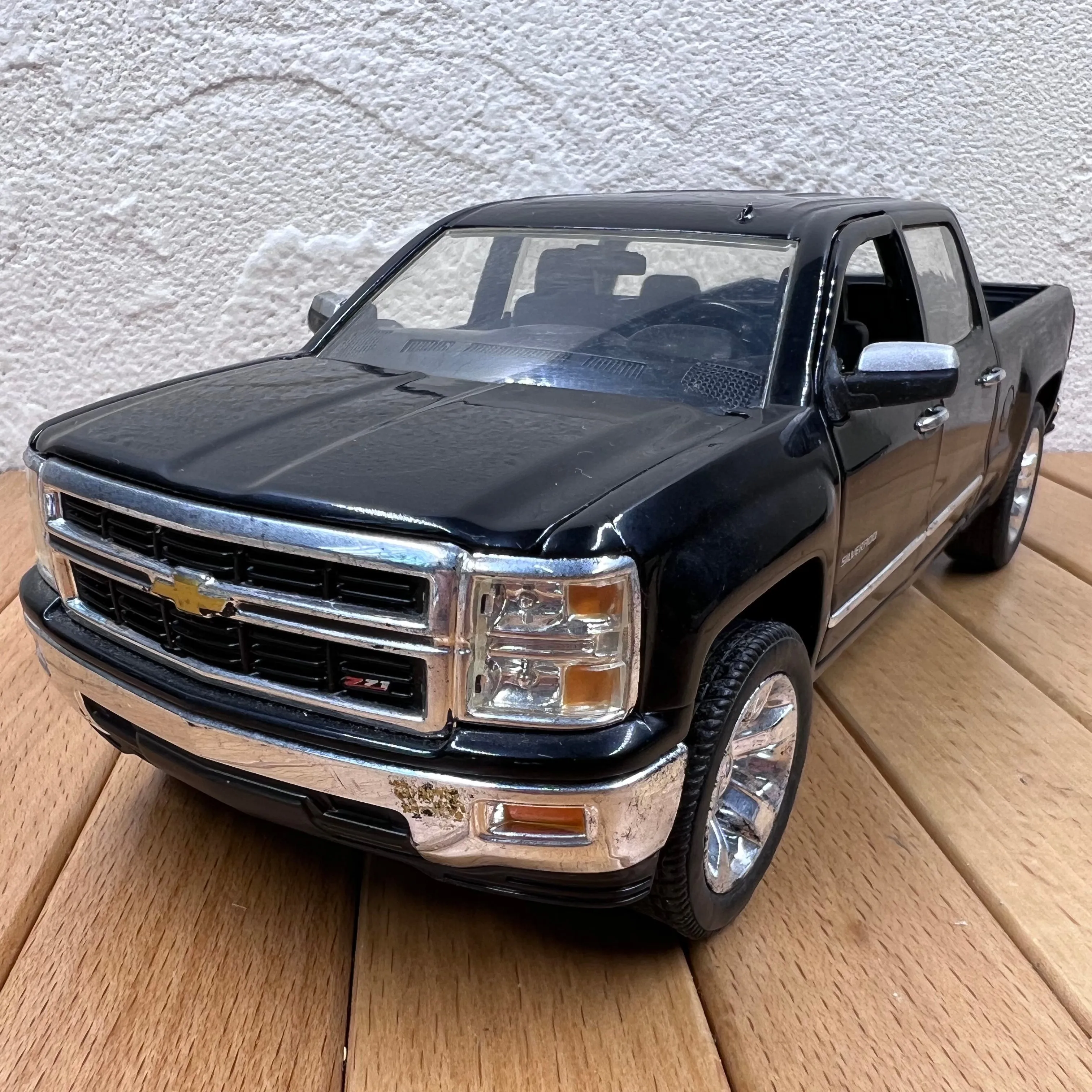 /img/45371-silverado-diecast-truck-collection.webp