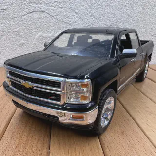 /img/45371-silverado-diecast-truck-collection.webp