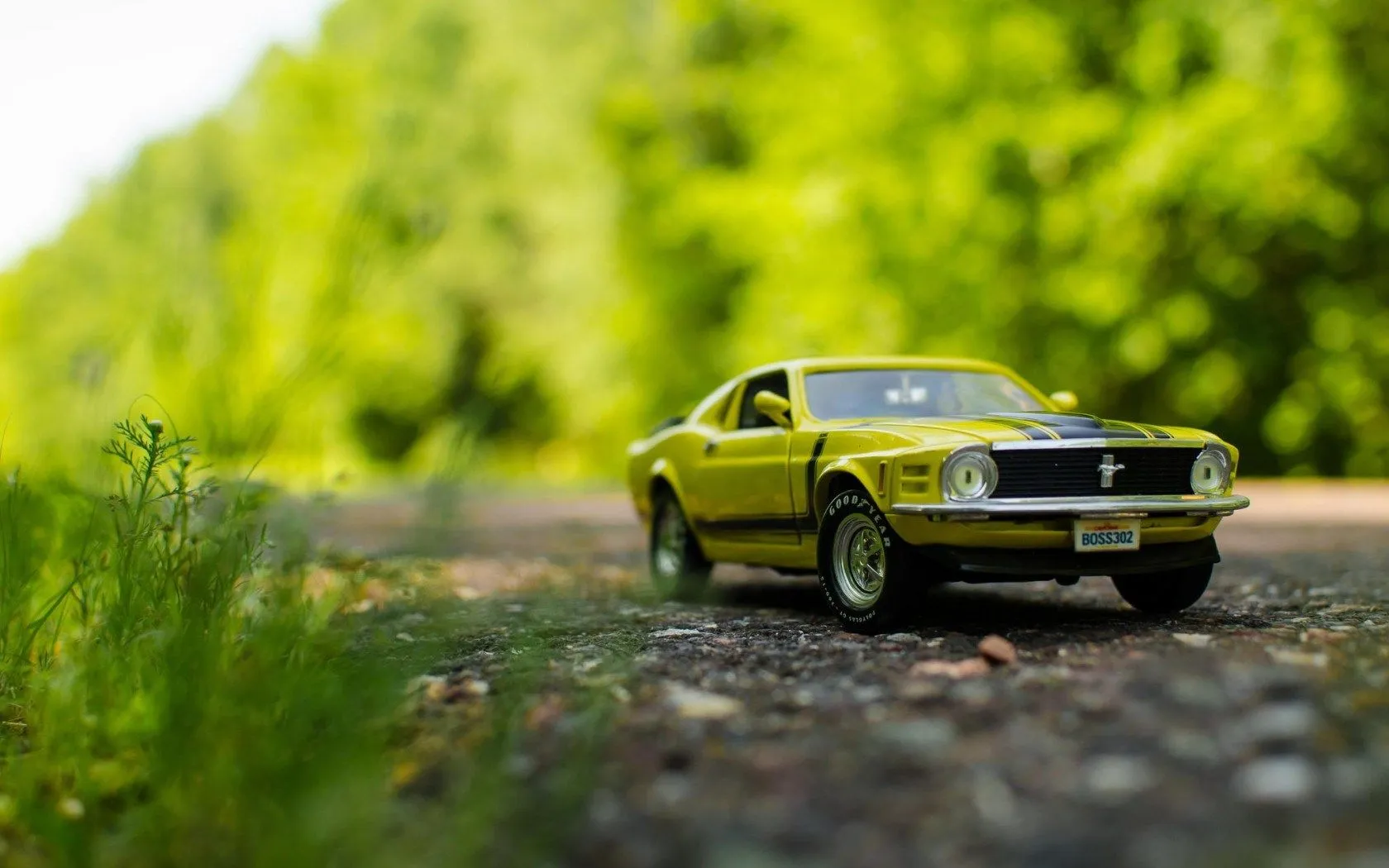 /img/45384-authentic-uni-car-diecast.webp